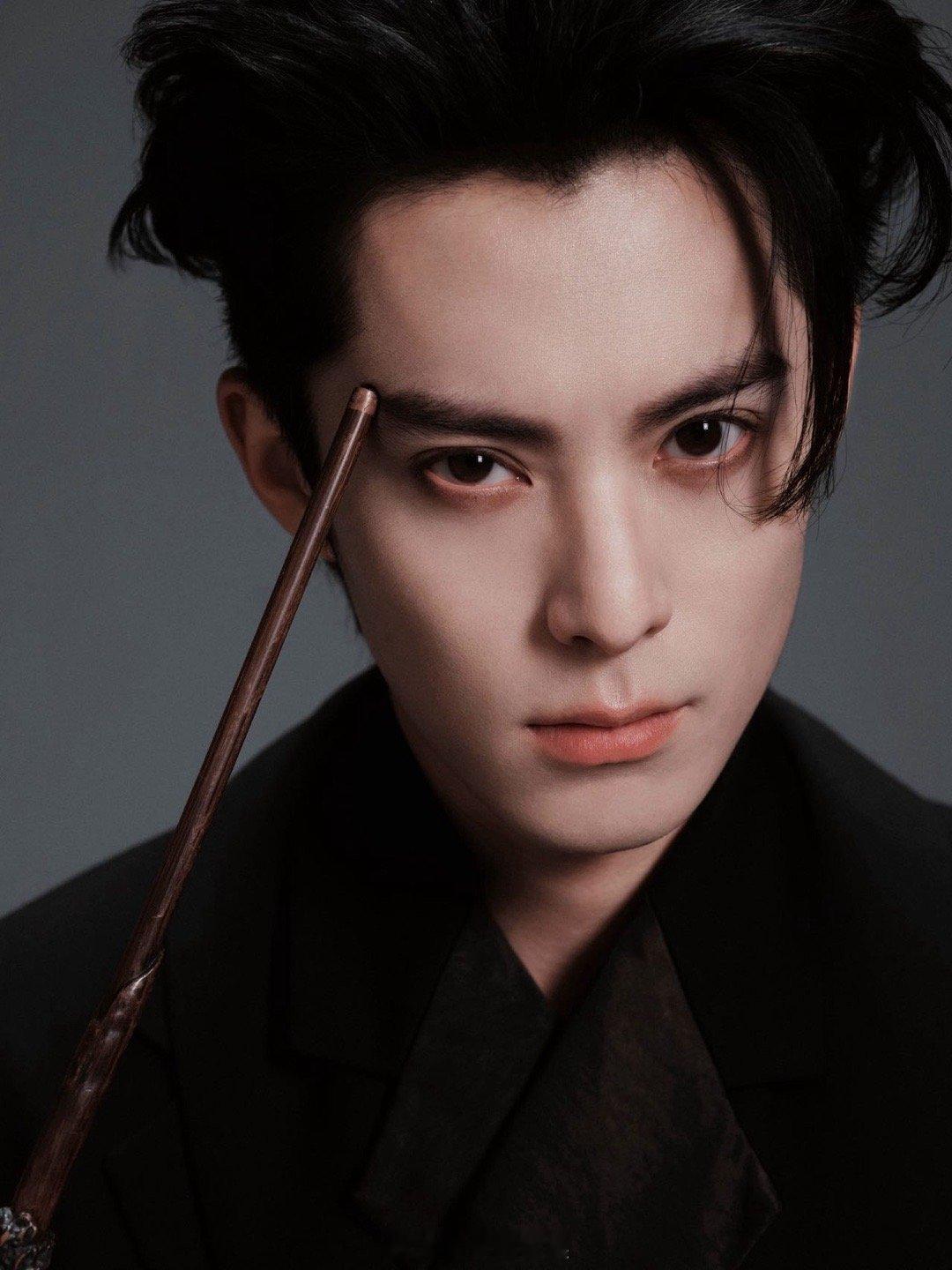 王鹤棣出道八周年 出道八周年快乐！从道明寺起步，在许七安、宋潜机等角色中打磨演技