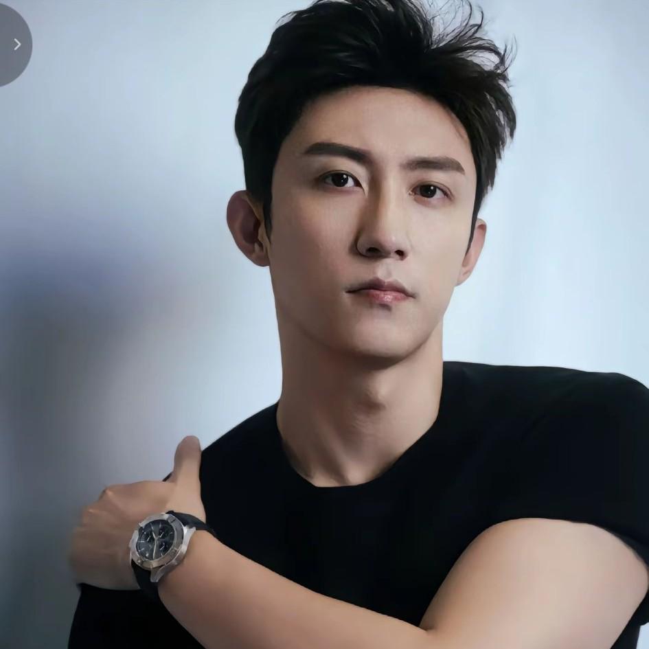 黄景瑜这个人很奇怪
他前妻前几天锤他出轨张艺上的料，他不理会，今天跟王玉雯的绯闻