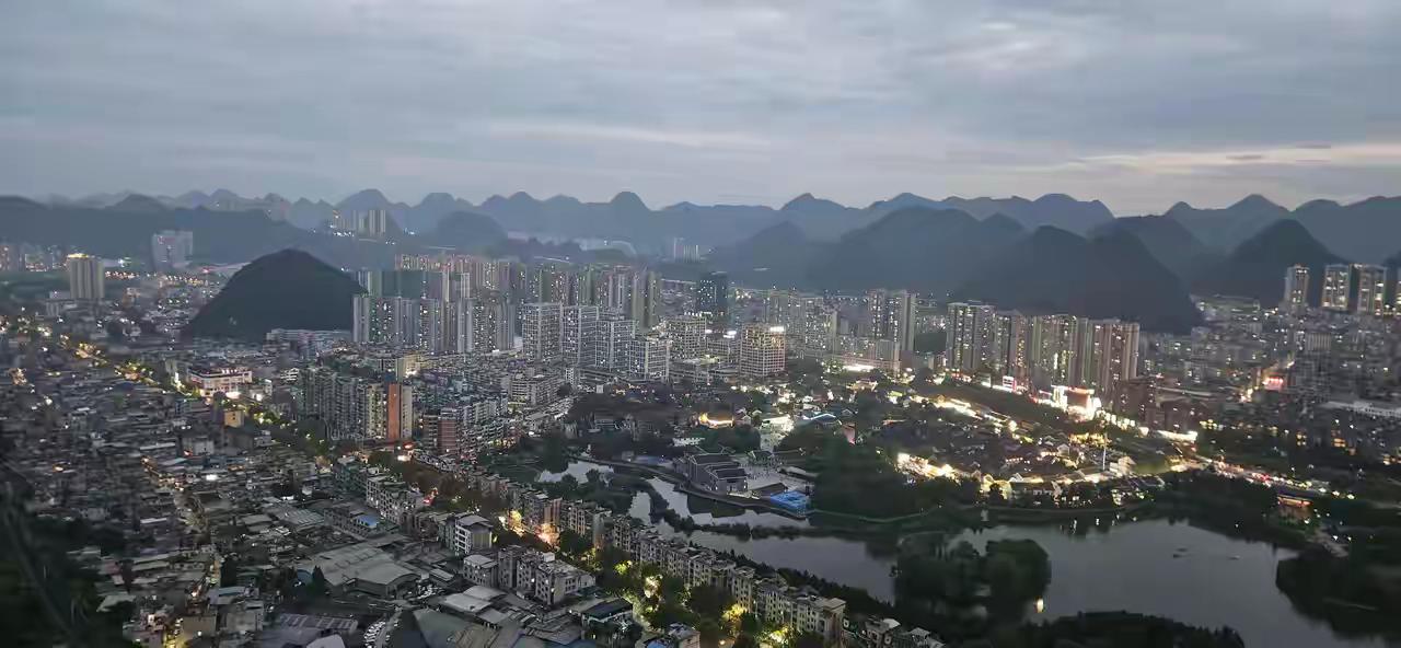 这里就是中国凉都贵州的六盘水市，看有没有来个这个地方的大家啊!