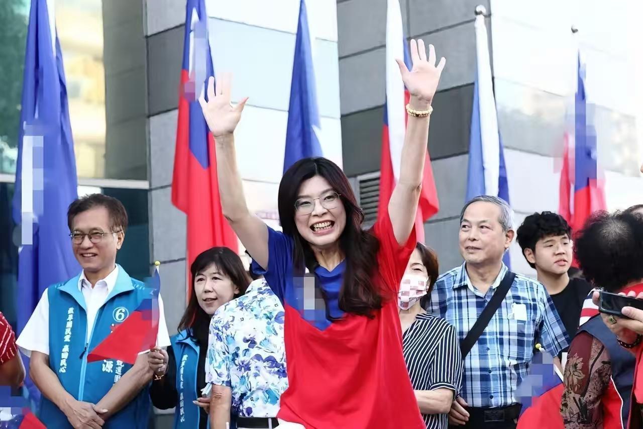 郑丽文“民心所向”？这下子“台独”惨遭打脸！在前段时间，赵少康公开威胁郑丽文，如