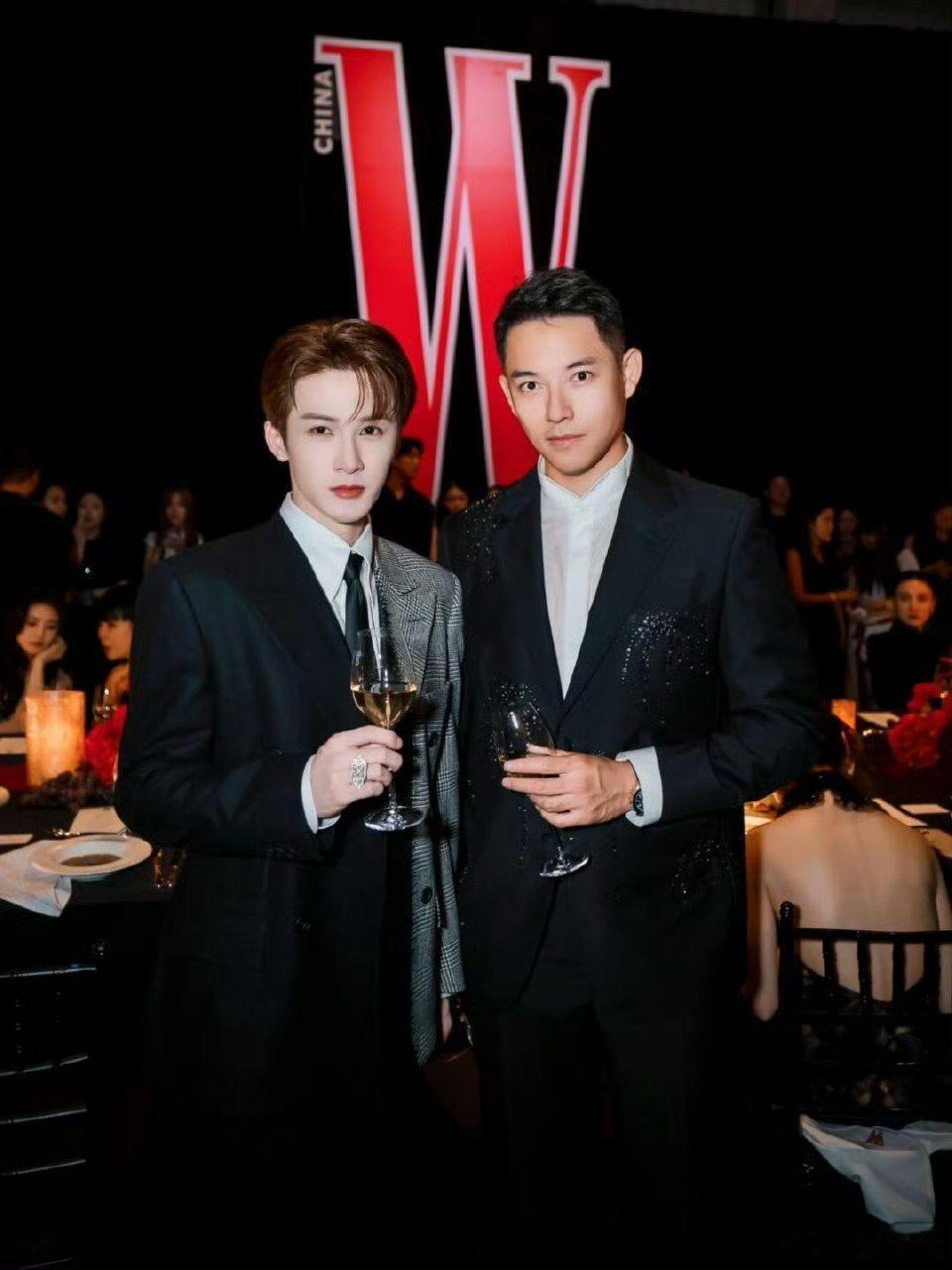 W盛典男明星与CEO孙赛赛合照男明星和CEO孙赛赛合影男明星和CEO孙赛赛合影，