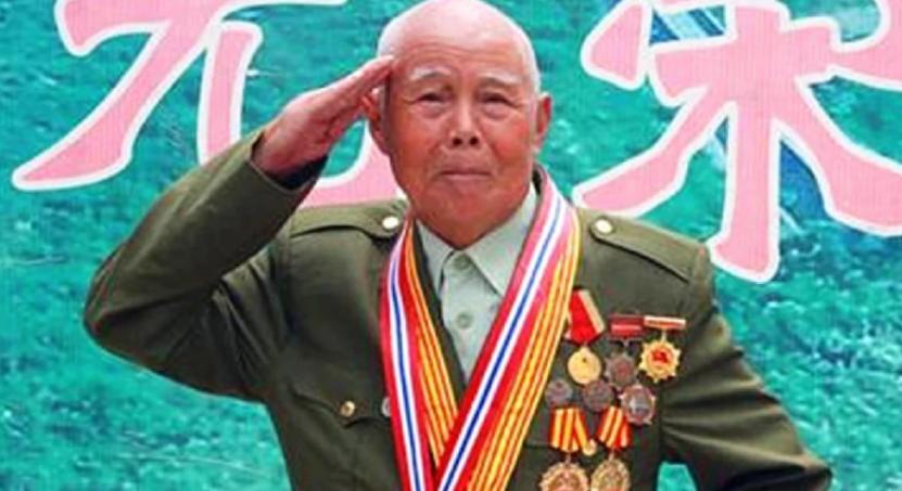 1956年8月，一个解放军少尉副连长脱下军装，按18级干部标准转业到福建地方。