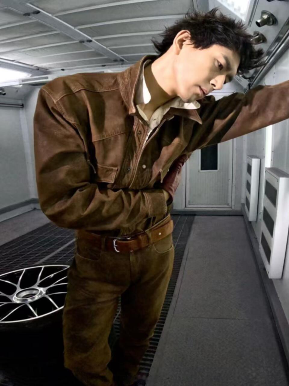 还以为李现在蹲马桶 李现这次大片造型真的不一样😂这个俯拍角度好清奇，还以为李现