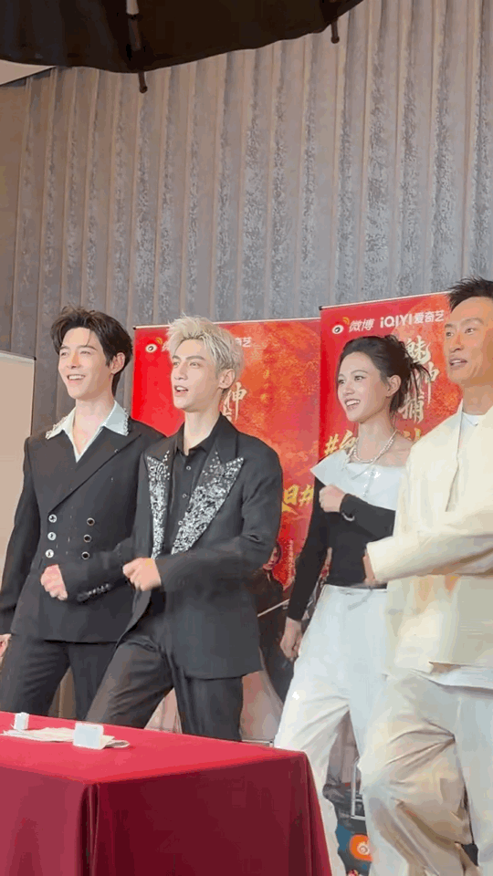 罗云熙直播踢正步唱红歌正步配上熟悉歌声，乍看有点出其不意，放在国庆氛围里却又如此