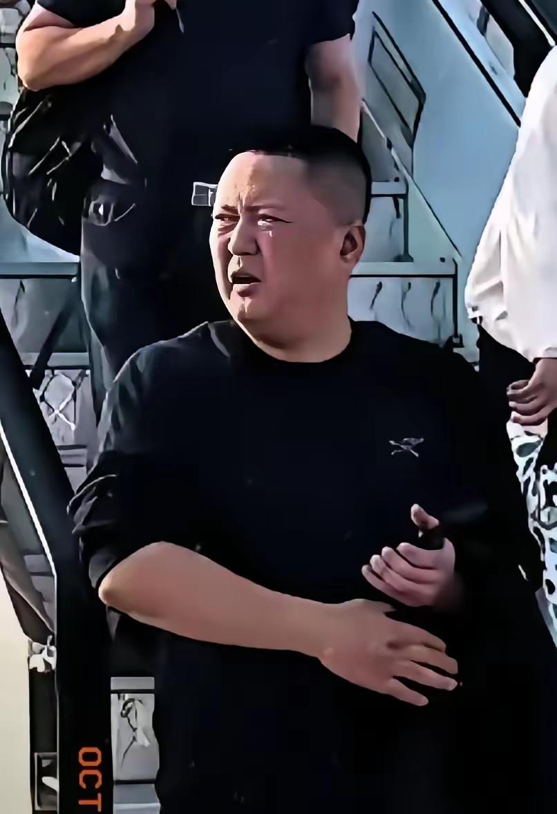 看“欧某某”这样人的面相，不像是一个善茬，大概率是单位里的一名领导，公司高管之类