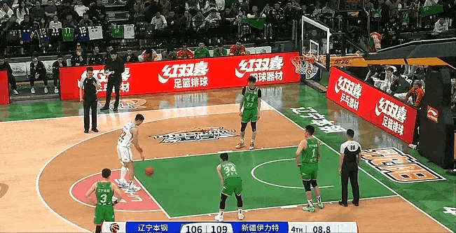 04月13日CBA季后赛辽宁对阵新疆的比赛正在进行中。

比赛第四节，朱旭航被犯