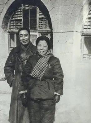红军长征时，周总理患了阿米巴肝脓疡，这是一种极为少见的病，邓颖超带着人去雪山上去