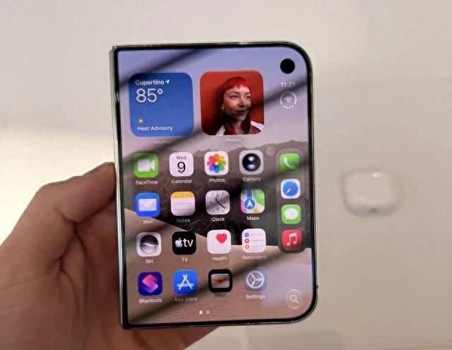 63万人预约，iPhone Duo越被吐槽越火爆，黄牛市场炒到9.9万