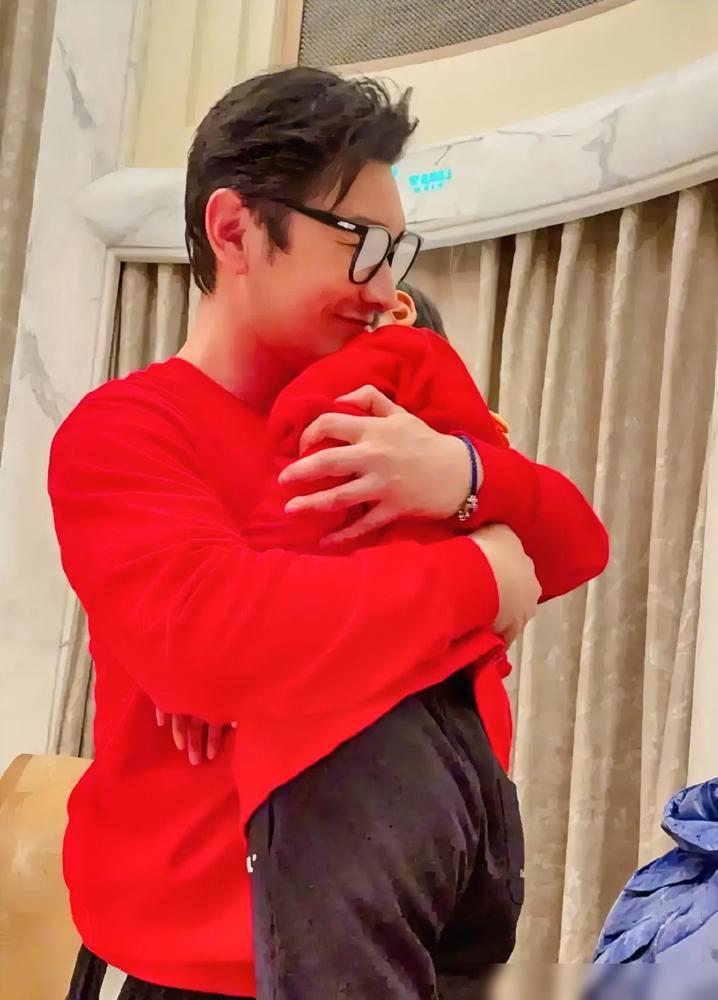 黄晓明这次真玩大了！前脚还在晒和9岁儿子父子情深，后脚就被扒出：他亲生女儿刚满周