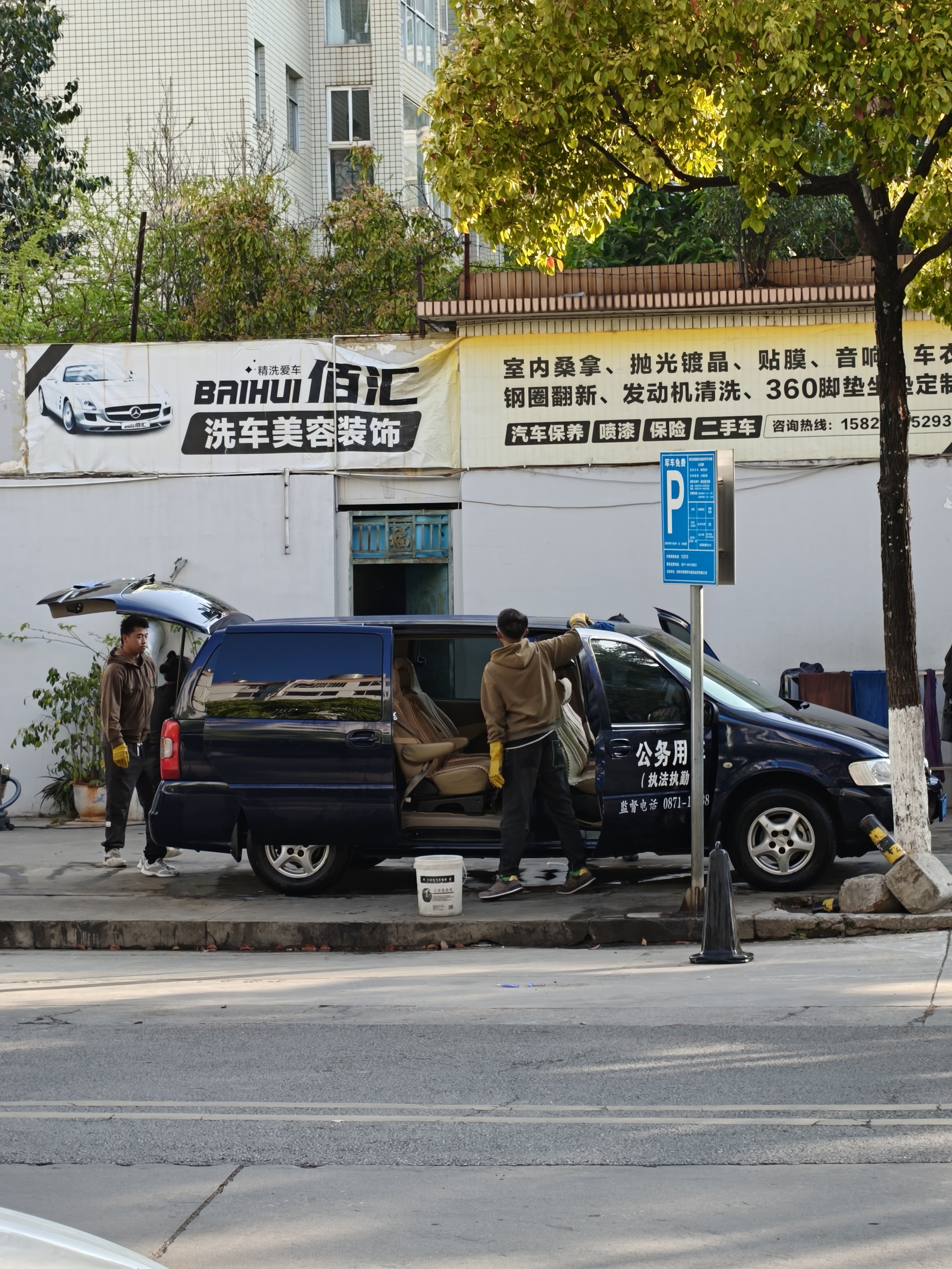 图2、图3诠释了何为“大奔”，昆明公检法机关这些保养很好的普桑已经属于风景线了。