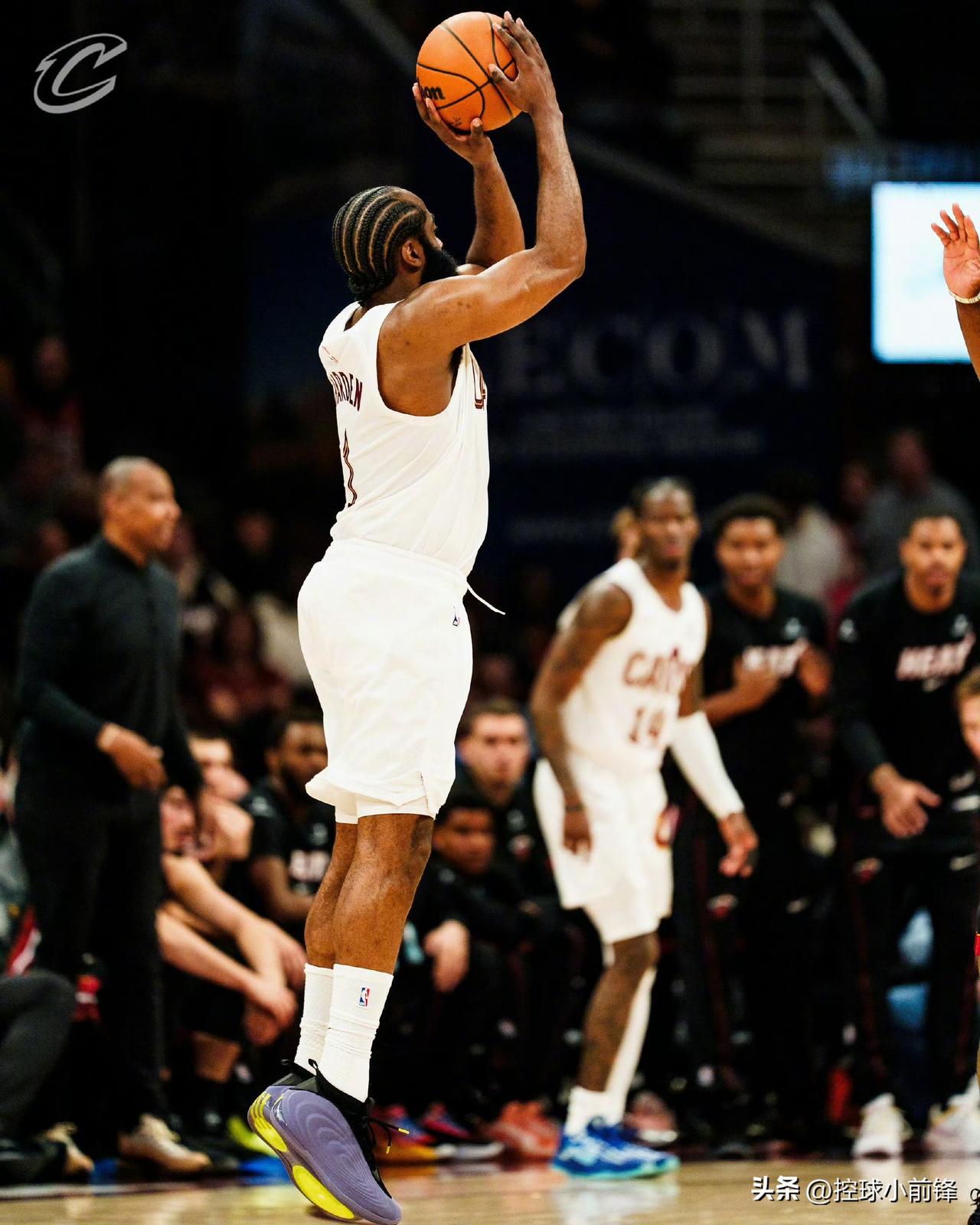 骑士队主教练阿特金斯真的应该审时度势再指挥比赛了，目前骑士属于上不去也下不来的舒