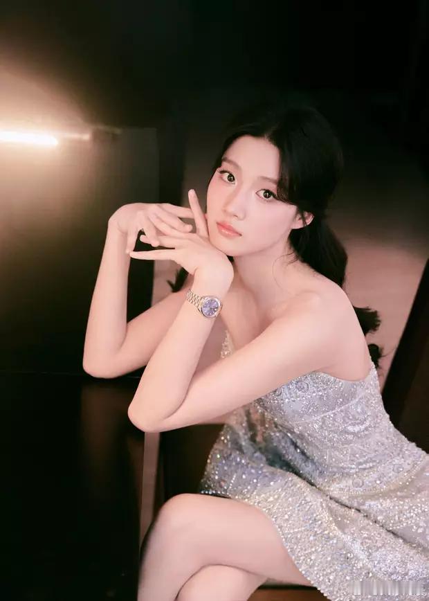 卢昱晓穿银色抹胸短裙 ，灵动娇俏似公主 ​​​