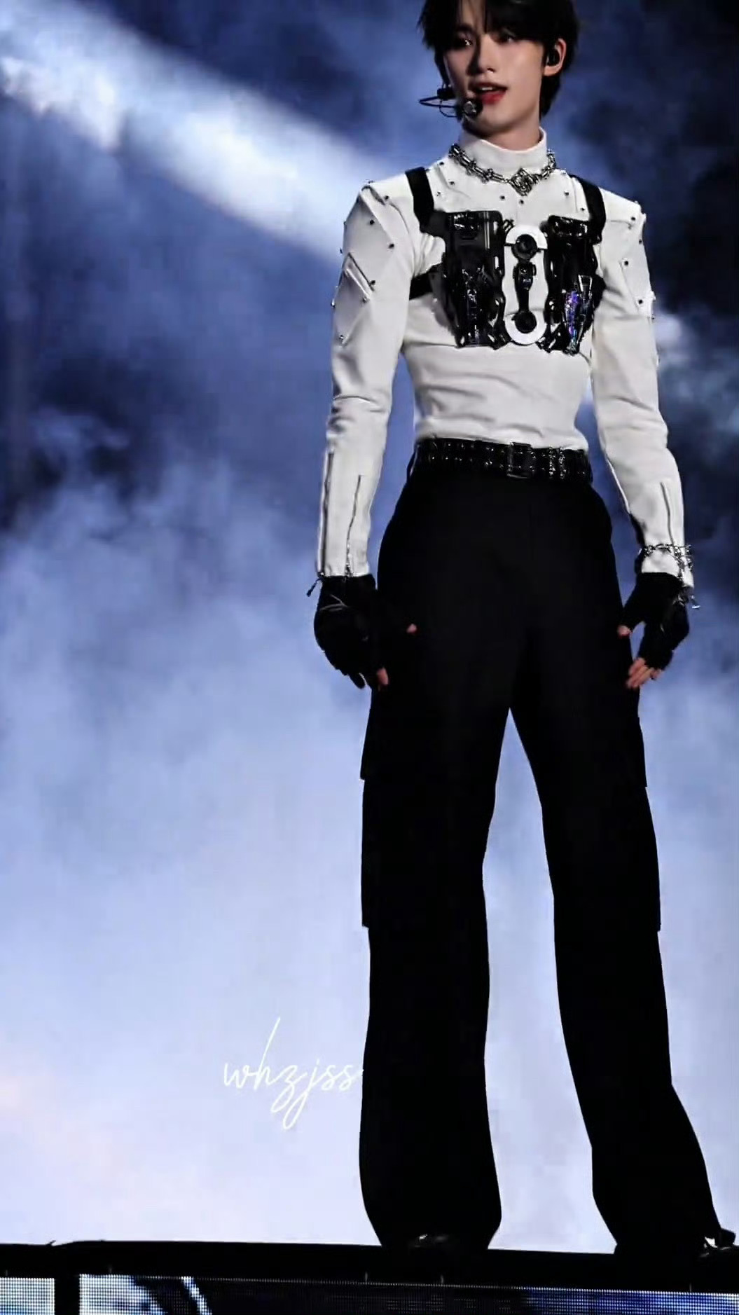 丁程鑫小卷毛live这身材比例真的绝了， 流畅漂亮的身体线条，自带优越氛围感，小