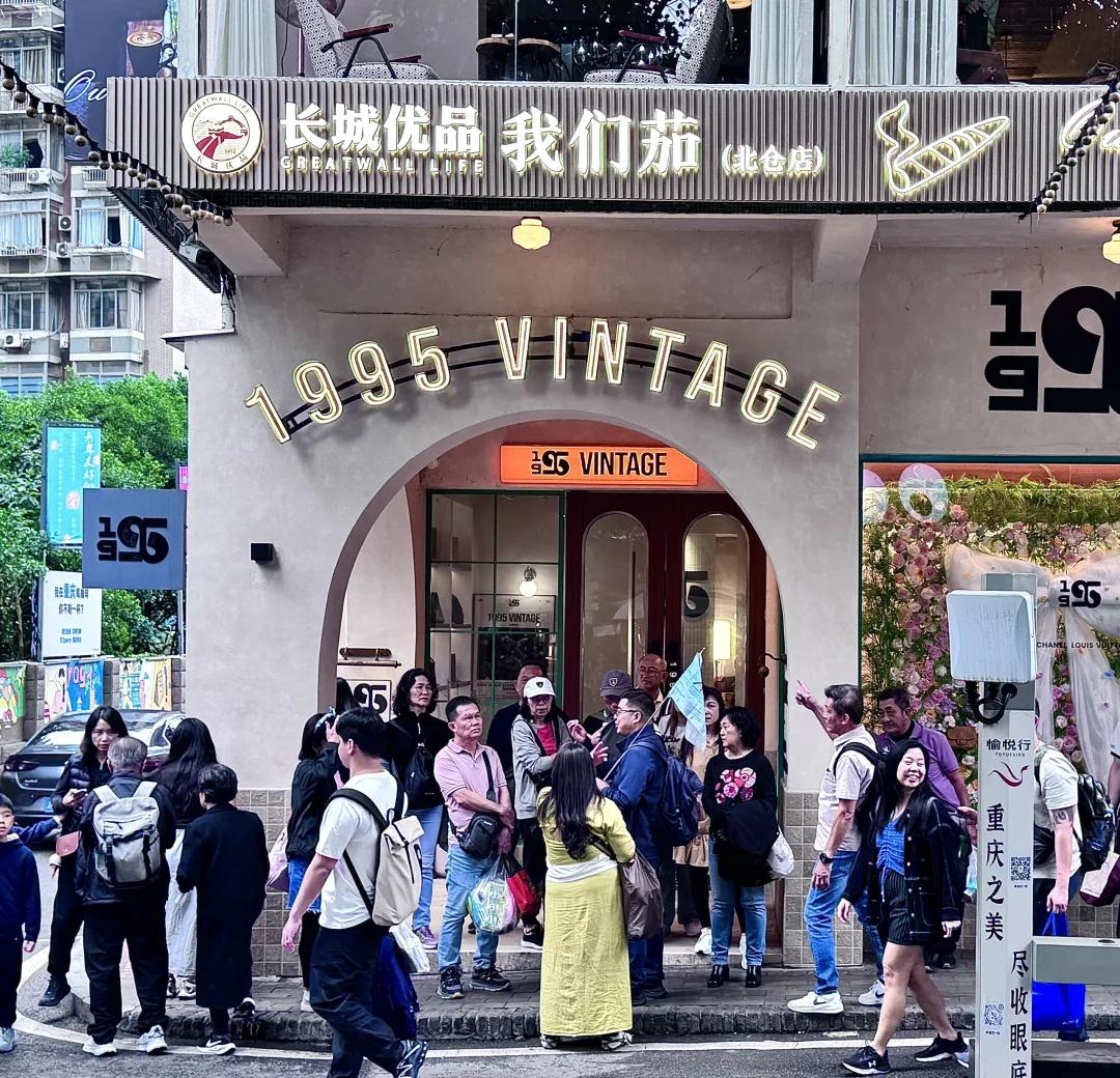 北仓路口
路口柱网让的空，成了人气的漩涡。山城的浪漫至死不渝 漫步城市街区 重庆