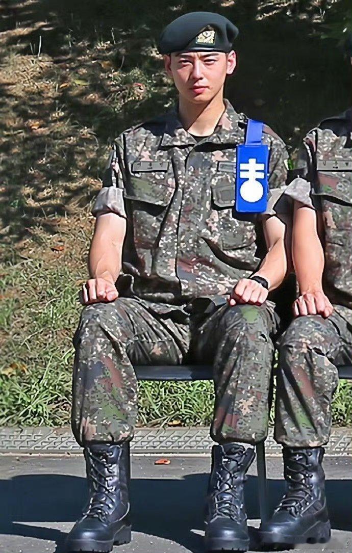 车银优的第一张入伍照🈶入伍后被正式任命为见习连长，负责管理一个约100至200