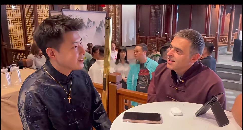 赵心童用中国美食“勾引”奥沙利文。赵心童问奥沙利文有时间没？奥沙利文:呃！赵心童