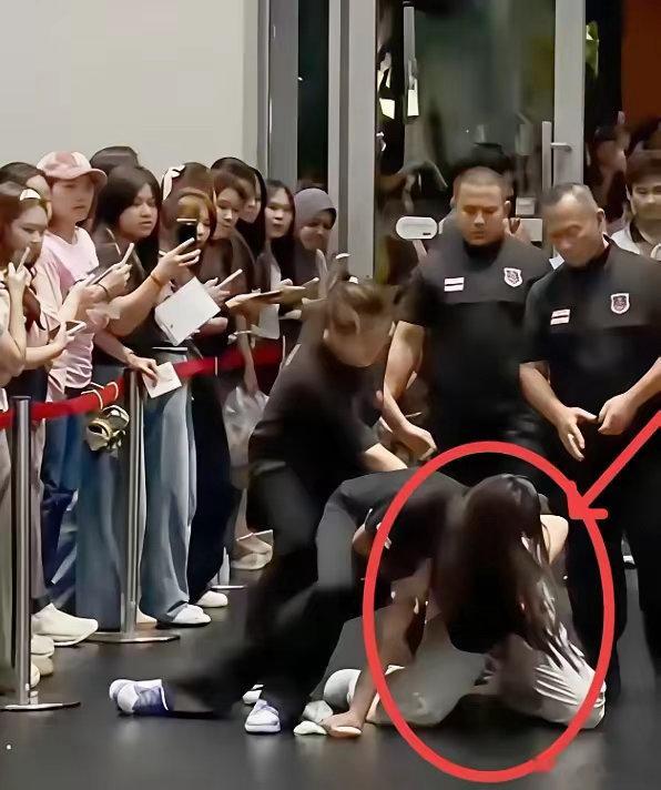 我敢肯定。 这件事之后。 那个被拖到一楼的女孩，以后大概率不会再追星了，不是因为
