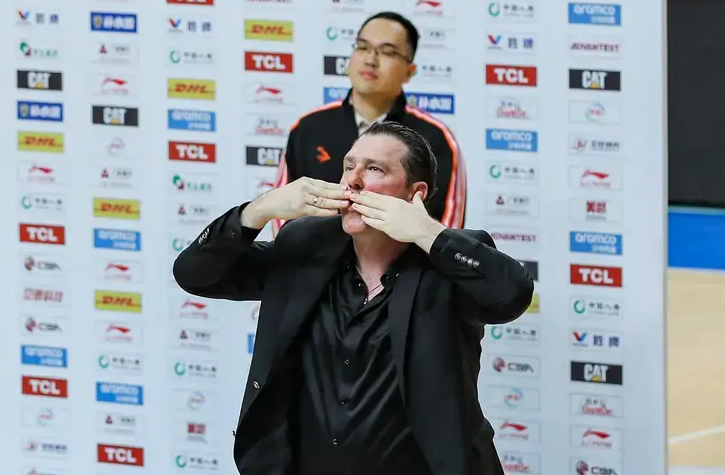 凯撒：6天内双杀广东是了不起的进步，这场胜利是为了球迷