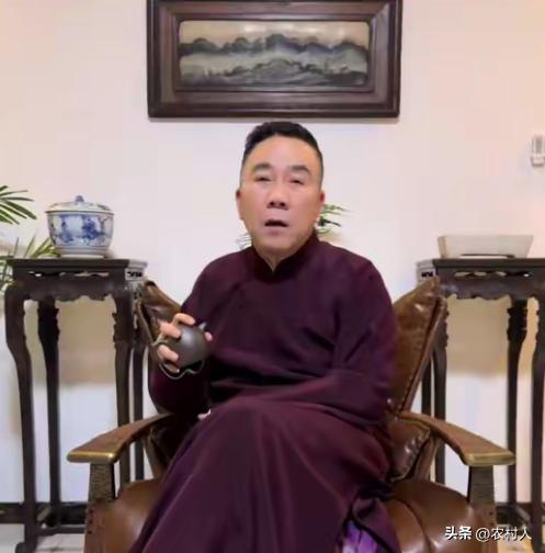 杨议说从来没收过徒弟一分钱，也不“绑架”徒弟。虽然让徒弟买过烟买过早点，钱最后也