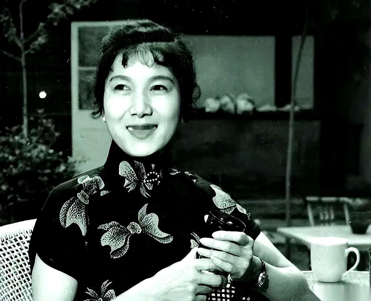 一个快90岁的老头，一把将一个25岁的姑娘，拽进了里屋。
换谁谁不懵？脸“刷”一