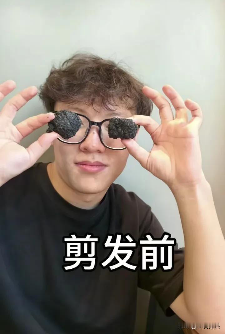 8月24日下午，山西太原，因为快开学了，王同学想剪一个帅帅的发型，给同学们留下一