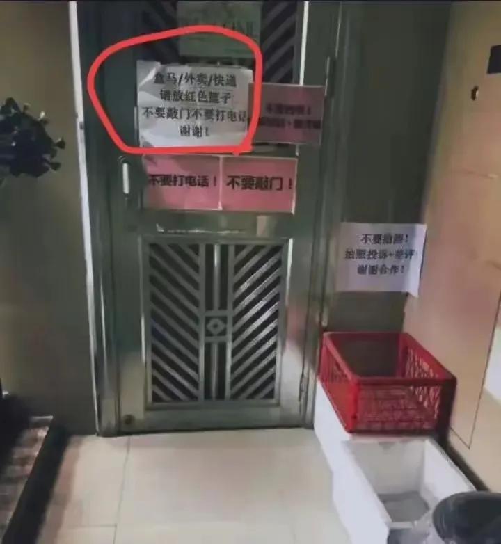外卖、快递工作人员应该比较喜欢这样的住户，简单方便又高效。

#这才是外卖箱#
