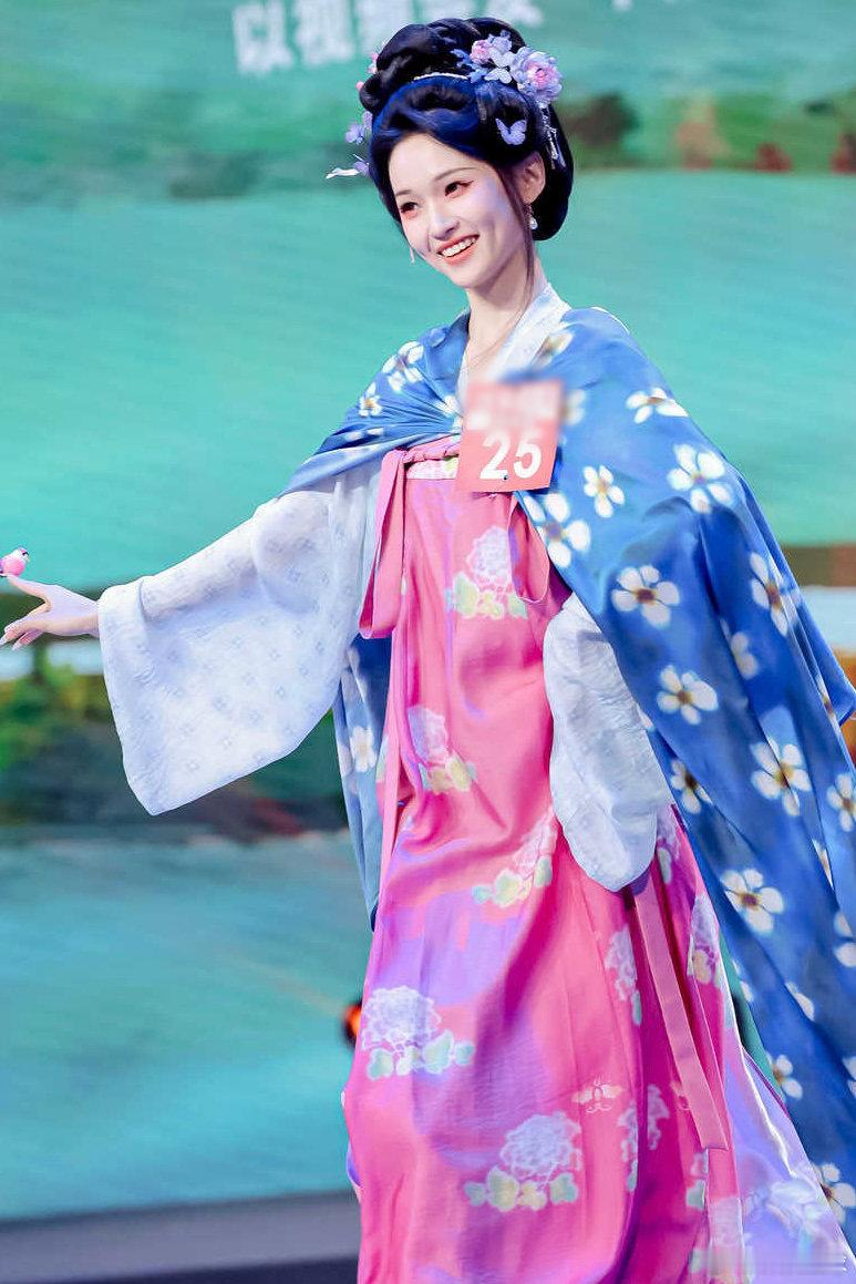 在最冷的季节遇到了最想穿的衣服冷天邂逅这波穿搭，华夏美学直接惊艳全场！衣袂在风中