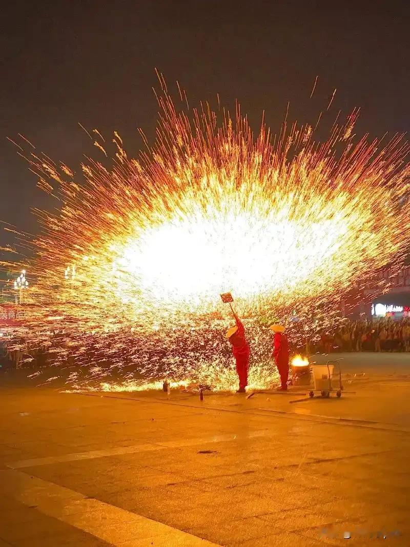 当冰天雪地燃起炽热的铁花，当千年非遗遇上最潮的集市，这个中国年，热气腾腾的惊喜正