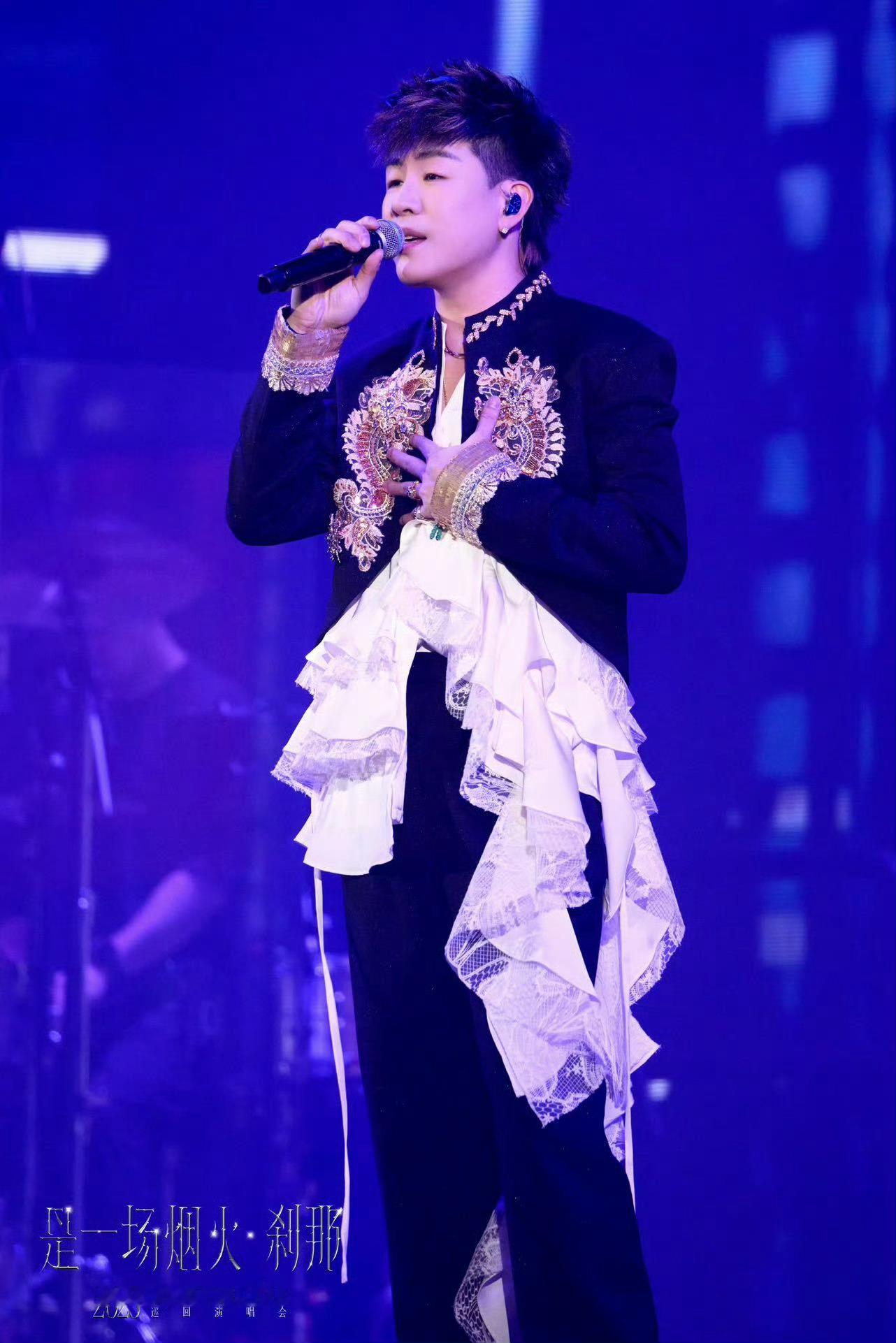 跨年夜可以看到3个胡彦斌  今年跨年的快乐被胡老师狠狠承包了！个人演唱会多场表演