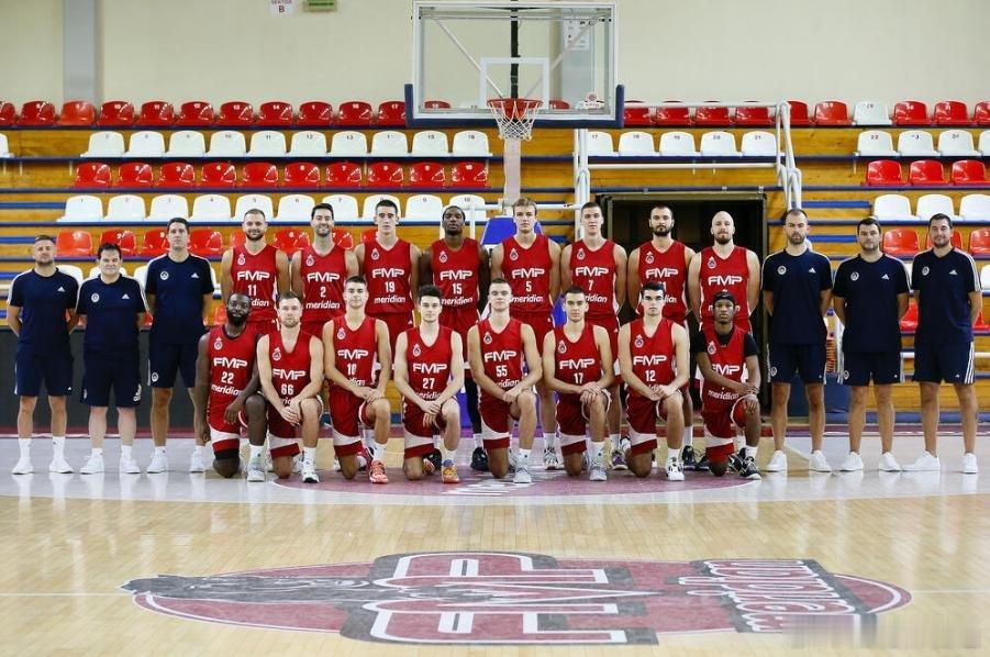 今晚7点半，中国男篮在长沙有一场热身赛，对手是KK FMP。这是一支塞尔维亚的队