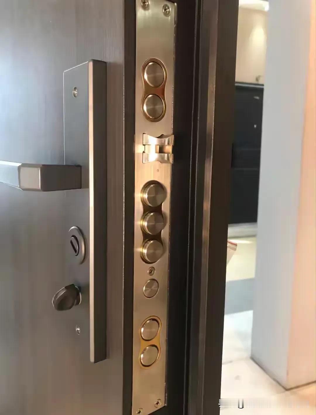 北京，男子多次联系女租客未果，便找人开锁进入女租客的房间查看。虽然在此之前男子已