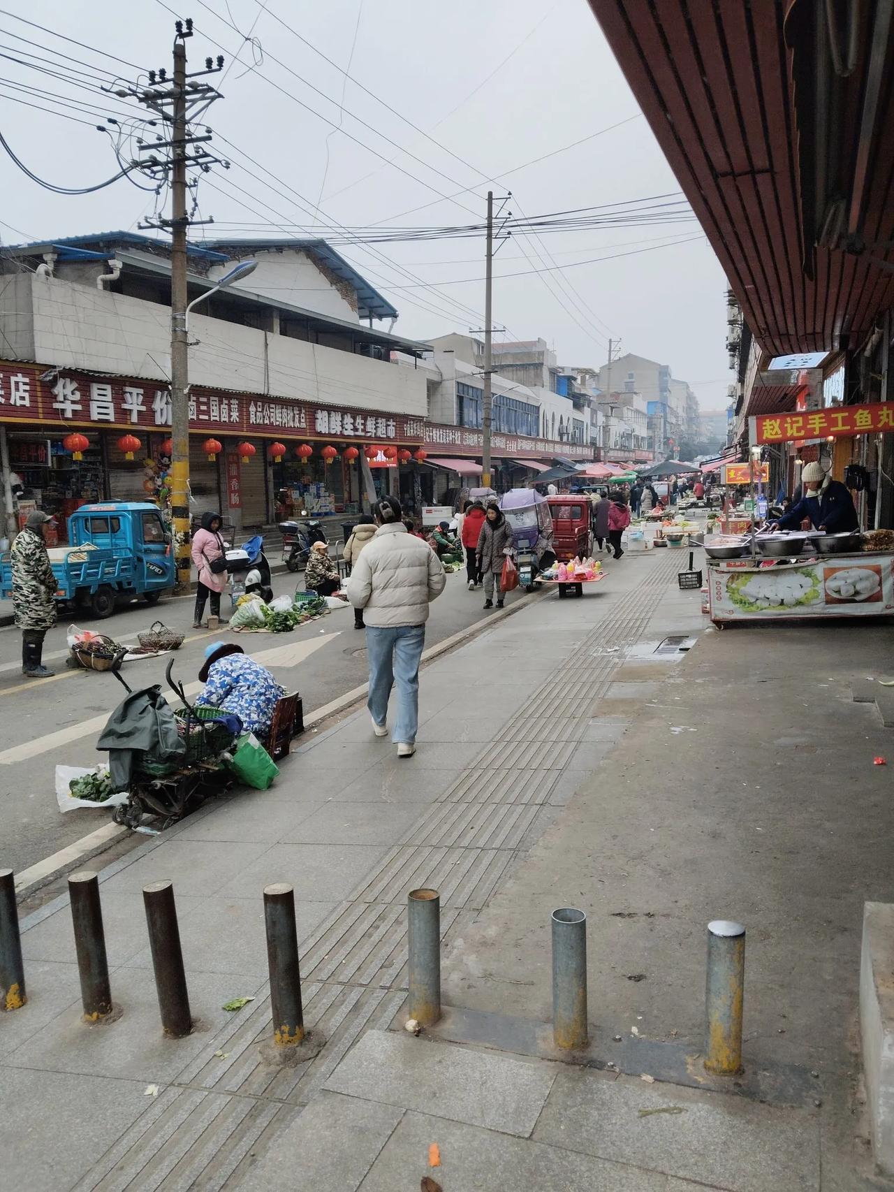 鄂州华容六线小地方但物价也高。正月初四去南岭街逛了一下，发现红菜苔都涨价了（如下