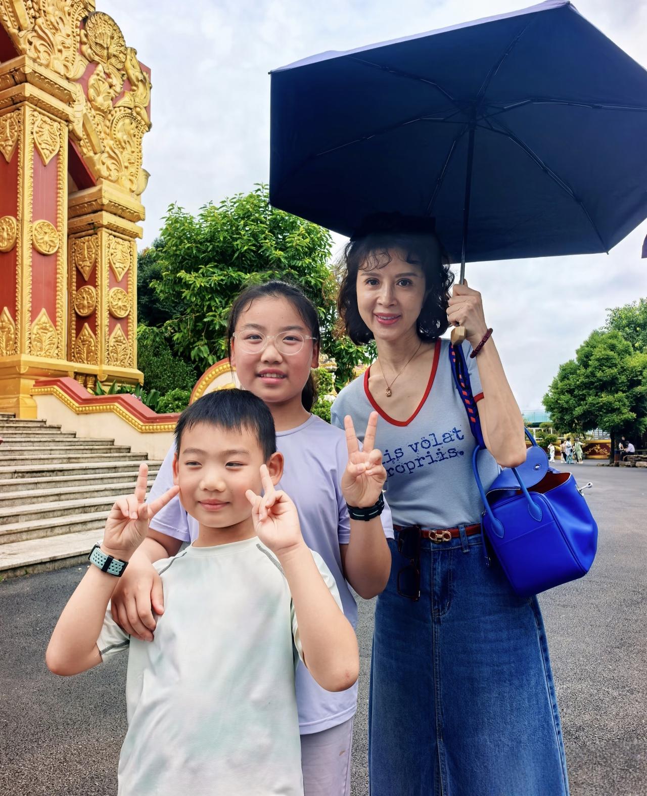 51岁金巧巧带孩子现身云南旅游被偶遇，她的打扮时尚，全身名牌加持，妥妥的豪门精致