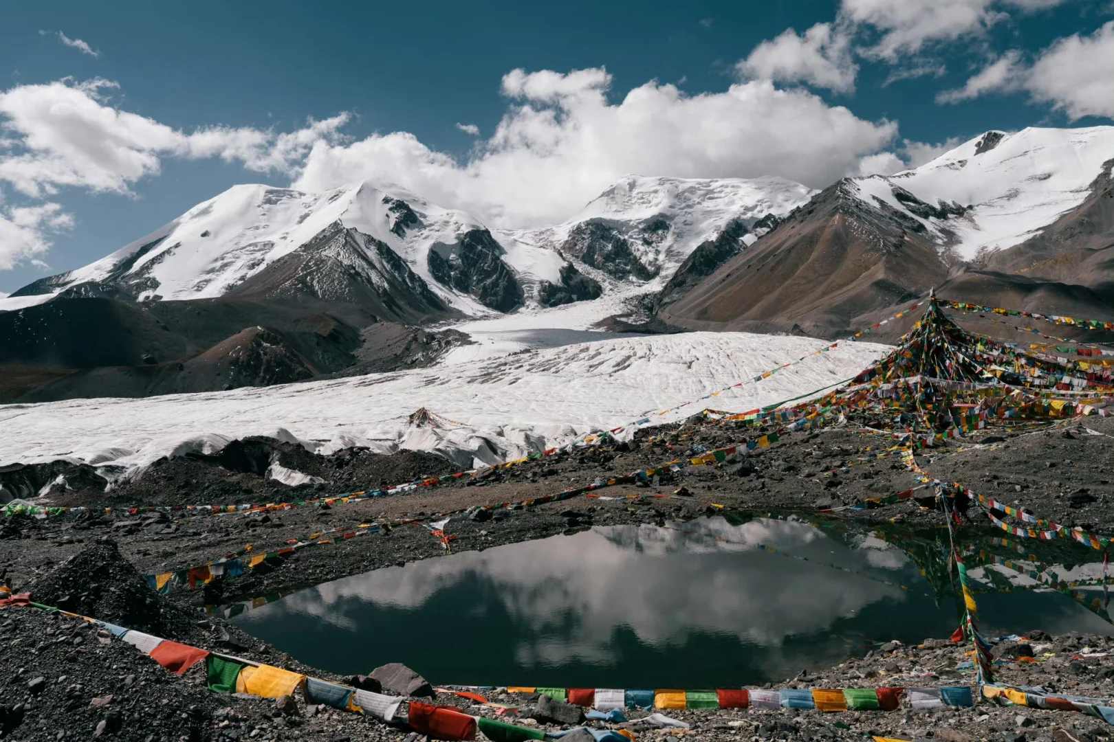 阿尼玛卿山 流动的经幡