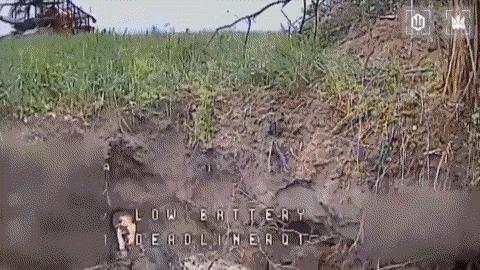 俄军士兵满身泥污，抓起烂泥狠狠砸向头顶盘旋的无人机。
这画面比《金刚》打飞机还荒