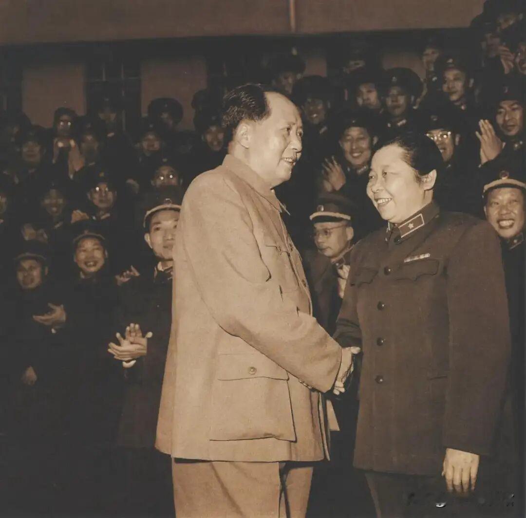 1959年国庆期间，观看解放军将军合唱团演出结束后，毛泽东主席与全军唯一的女将军