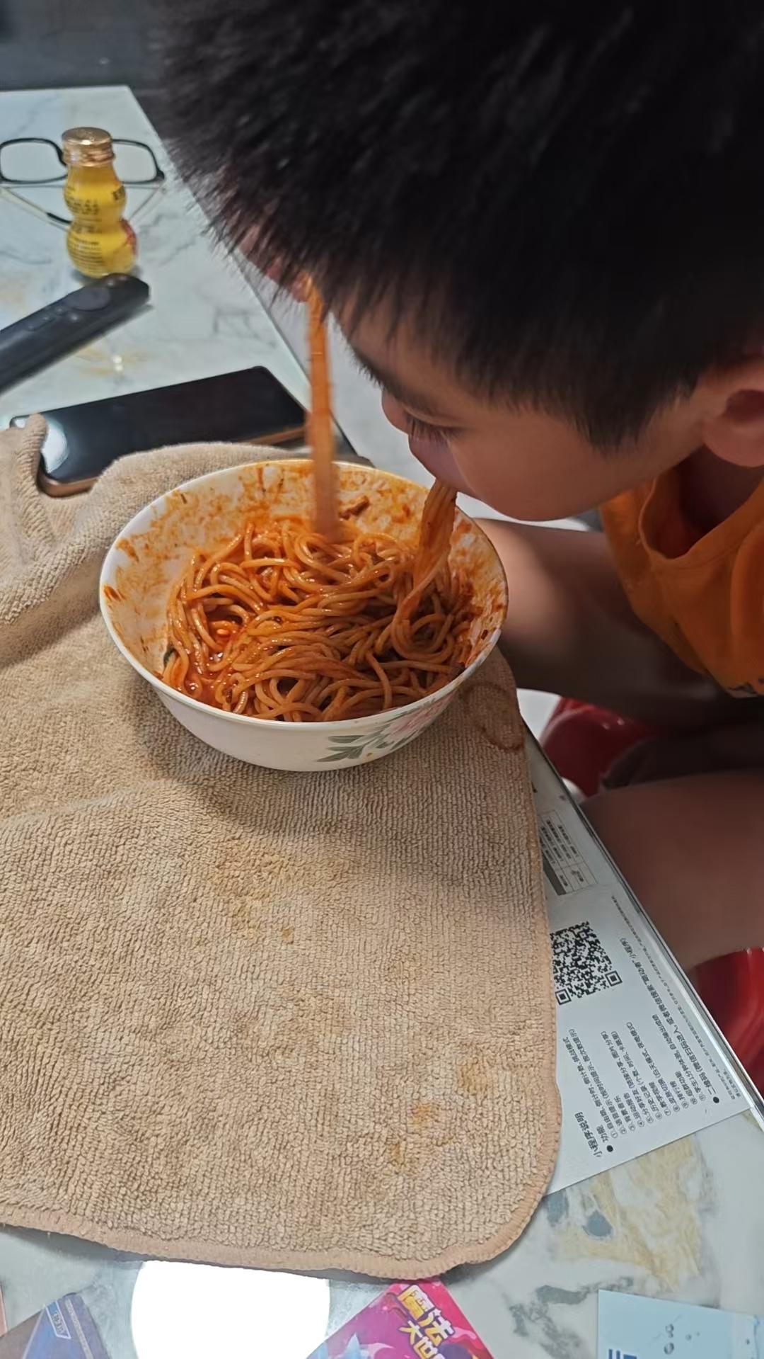 老年人要会享受天伦之乐。看着孙子吃饭那么香就是一种享受，陪孙子捉迷藏（躲猫猫）开