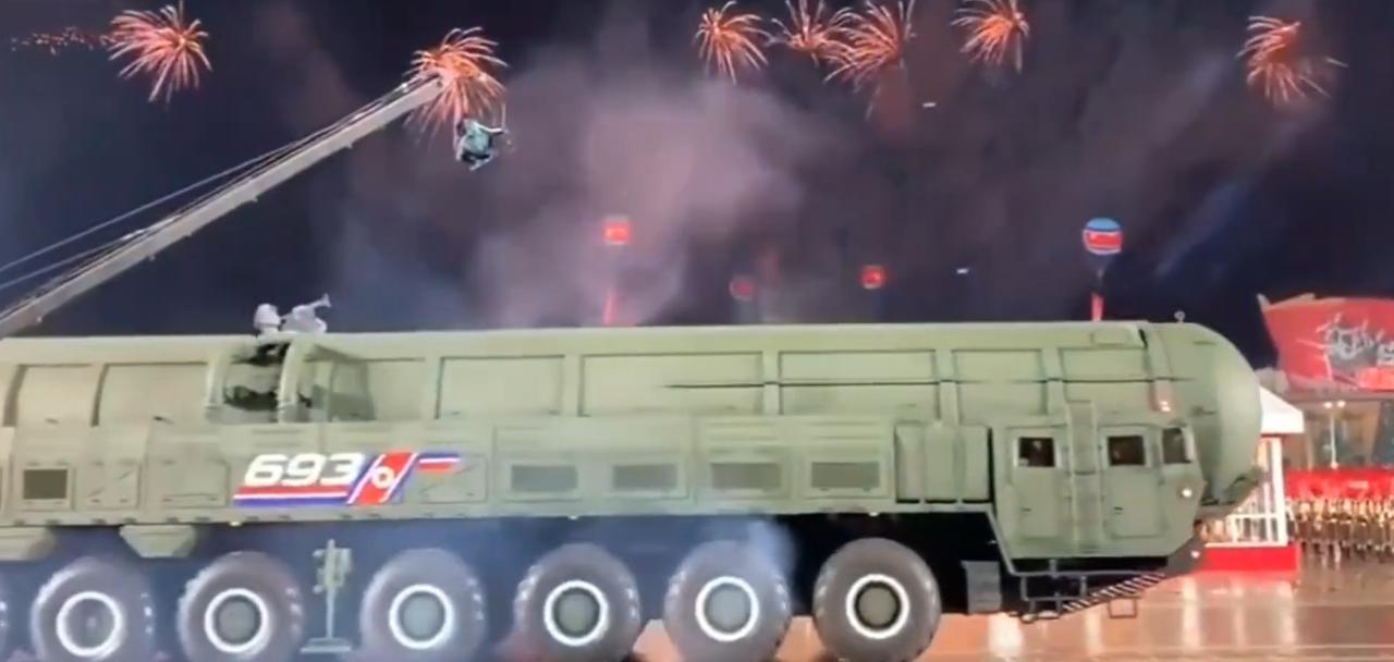 平壤举行阅兵仪式，“火星-20”型洲际弹道导弹亮相！

据了解，“火星-20”是