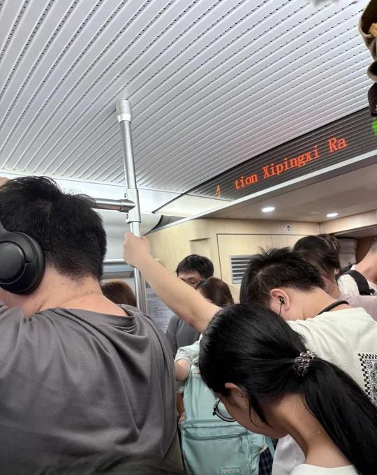 挤扁了
广东城际 国庆 人挤人 放假