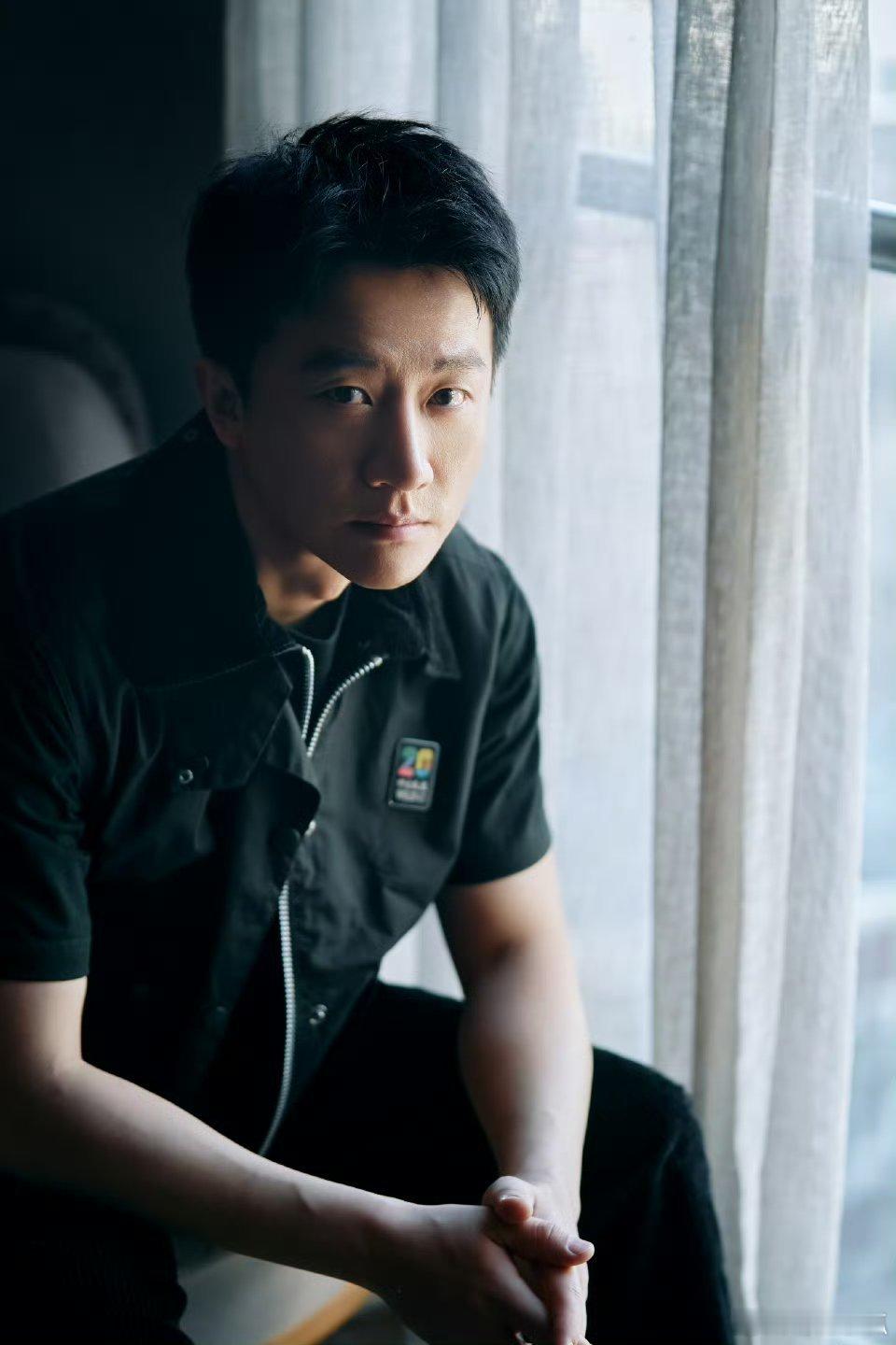 黄轩大冬天穿短袖公益活动现场破次元同框！黄轩冬日短袖超抗冻，姚明西装笔挺超稳重，