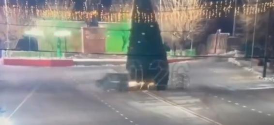 【在哈萨克斯坦，一名司机漂移时撞倒了主要的新年装饰树。 事件发生在萨里亚加什市的