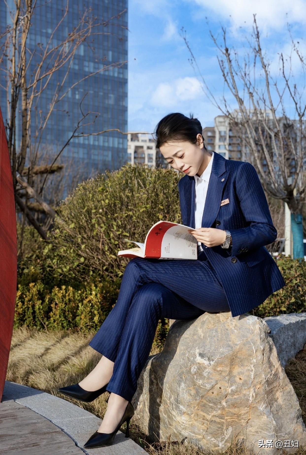 职场女性那随走随学的精神太值得点赞了！长久以来，女性被各种标签束缚，但如今她们挣