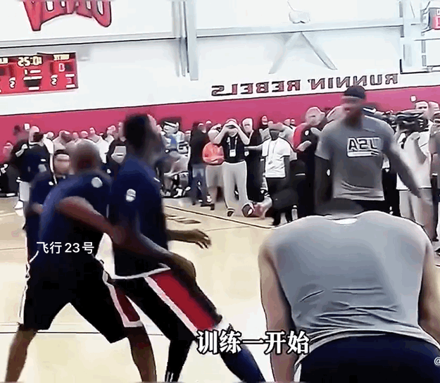 美国男篮
詹姆斯VS训练师单挑完整版
结果詹姆斯6投一中，其中一球竟然三不沾，令