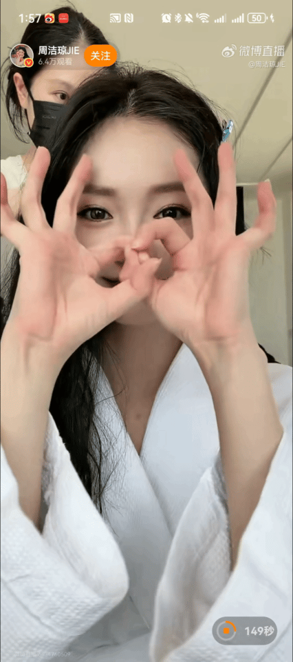 周洁琼杨真真比心 猝不及防的杨真真比心名场面，既有复古情怀又不失可爱，姐姐的小细