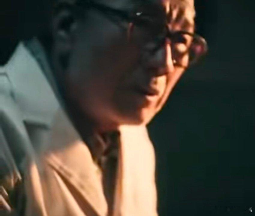 扫毒风暴绝命毒师父《扫毒风暴》邓建立的反差太震撼！从优秀化工厂员工沦为毒犯，一念
