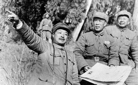 陈文科做了贺龙的勤务员后不久，就发现贺龙走路老是要拄着拐杖，一瘸一拐地走。陈文科