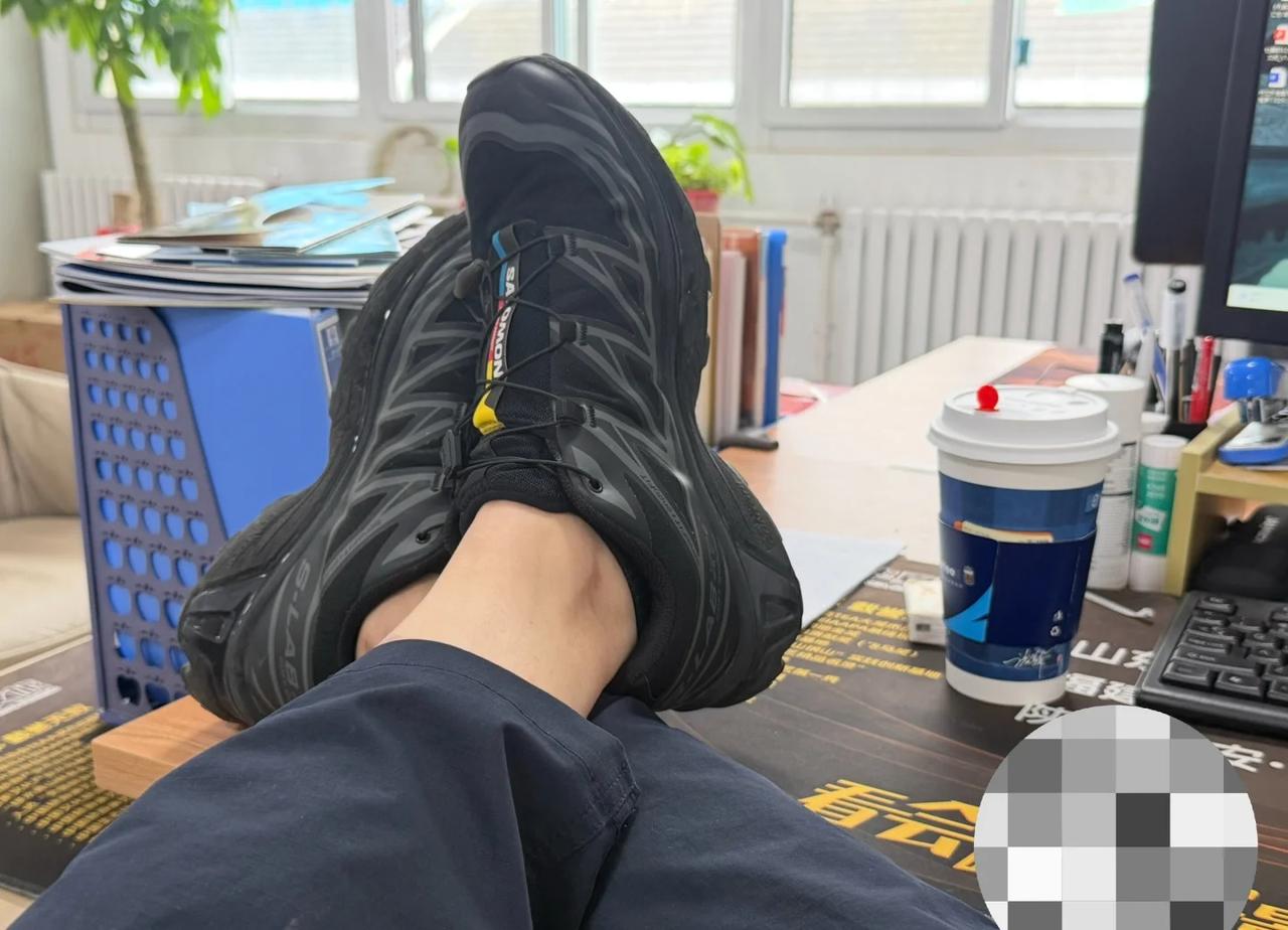 🙅下雨天不要穿萨洛蒙
今天上班…差点滑倒两次，亏了我核心强。
下雨天一定不要穿