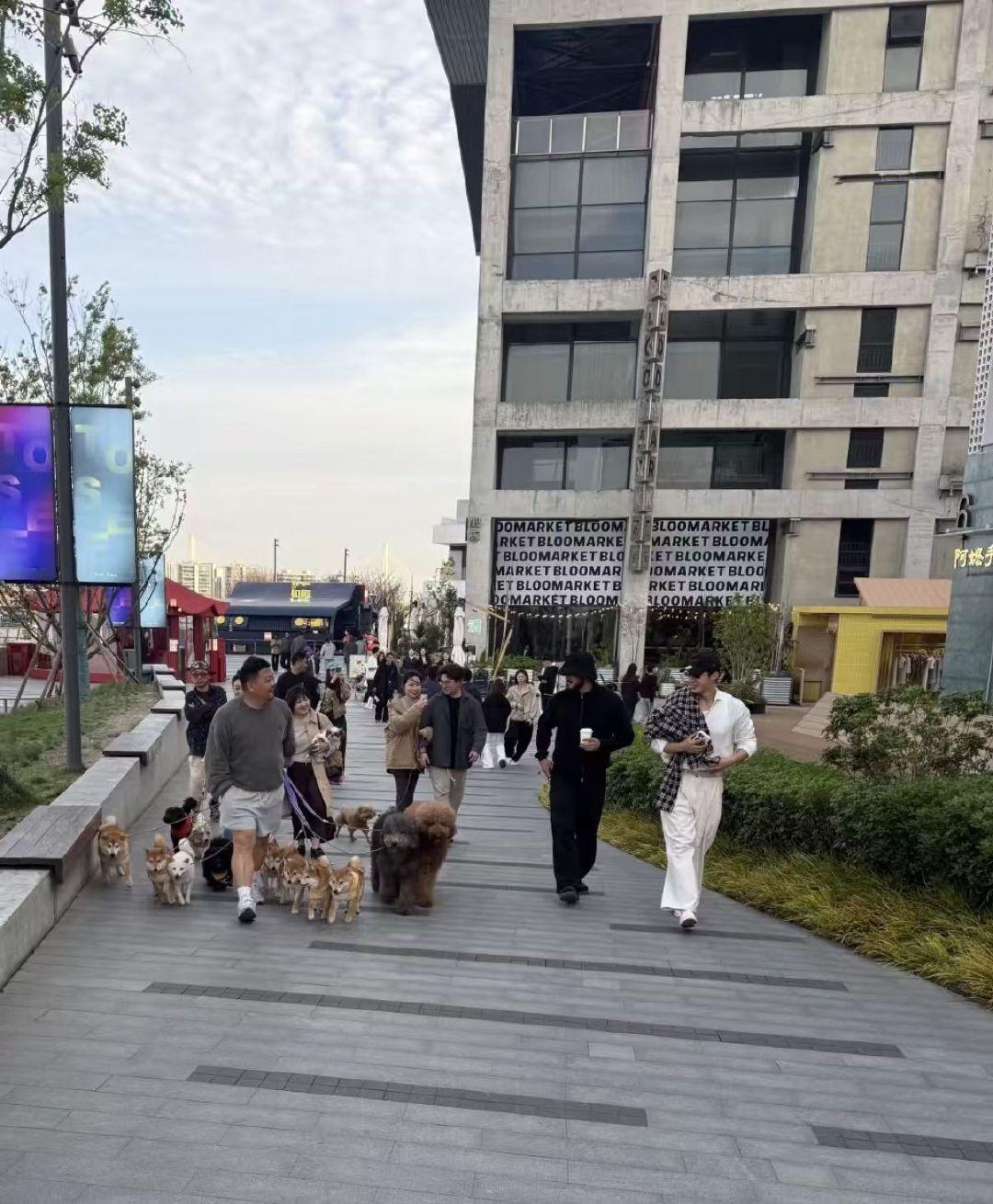 黄景瑜又在哪逛呢咱就说黄景瑜又在哪逛呢？先是骑车被偶遇，现在又被网友遇到黄景瑜和