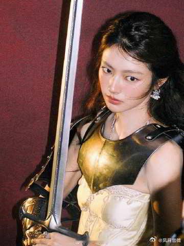 徐若晗骑士公主造型徐若晗披着盔甲的公主盔甲与公主感碰撞，徐若晗又美又酷，气质独特