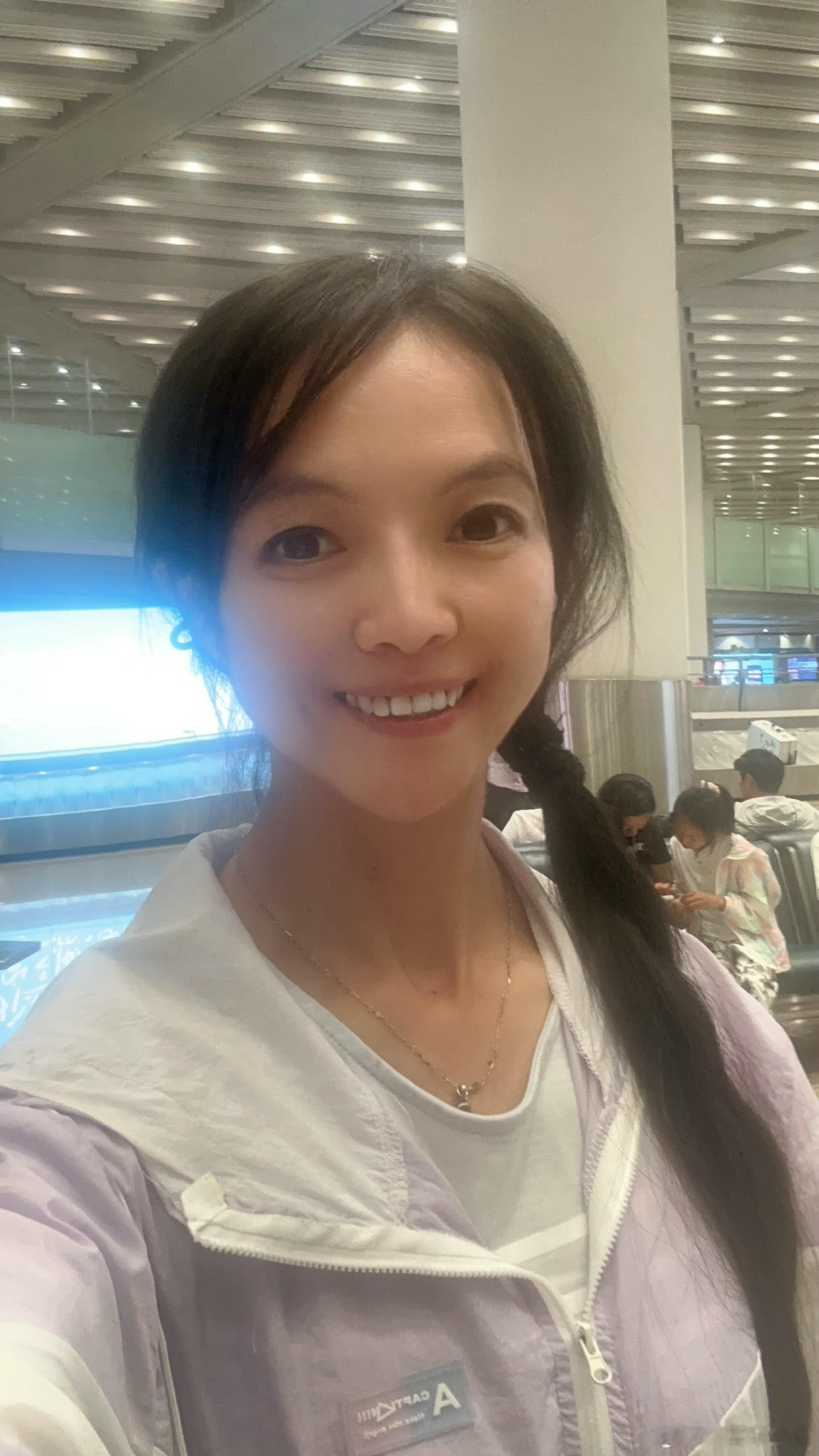 哈哈，落地北京勒，正在等行李。蓬头垢面记录一下。北京真是个神奇的地方，无论从北京